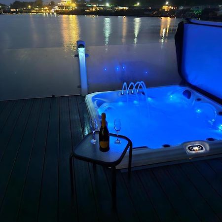 Lakeside Holiday Home With Hot Tub Tattershall Exteriör bild