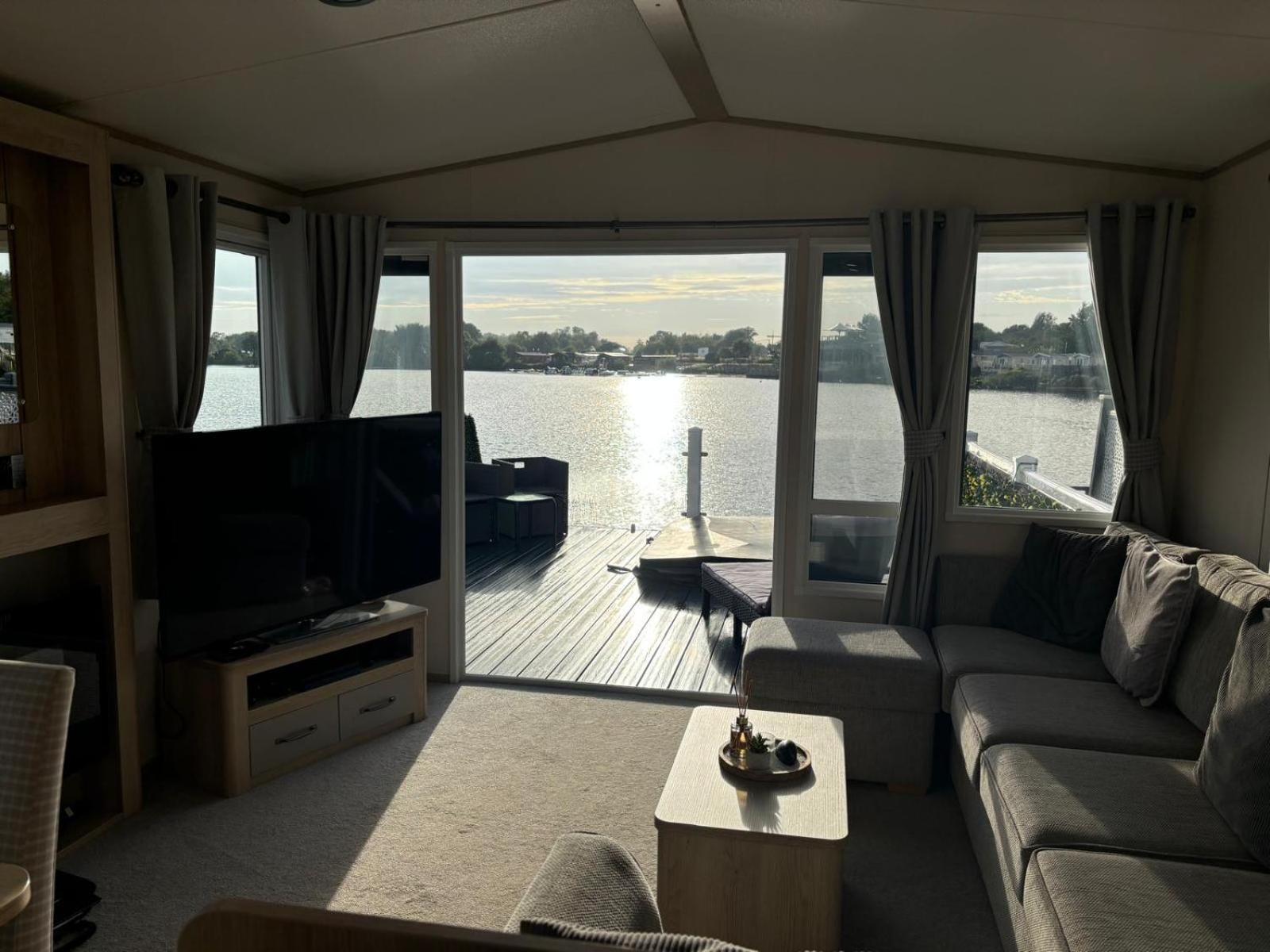 Lakeside Holiday Home With Hot Tub Tattershall Exteriör bild