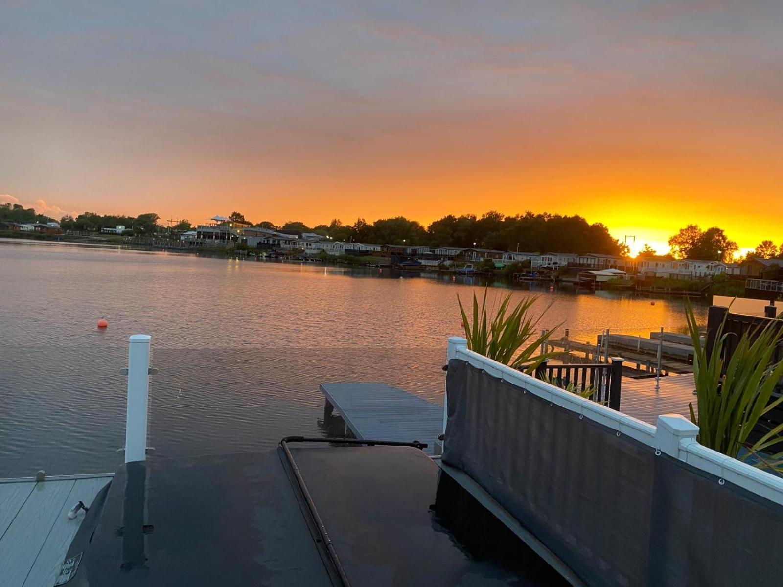 Lakeside Holiday Home With Hot Tub Tattershall Exteriör bild