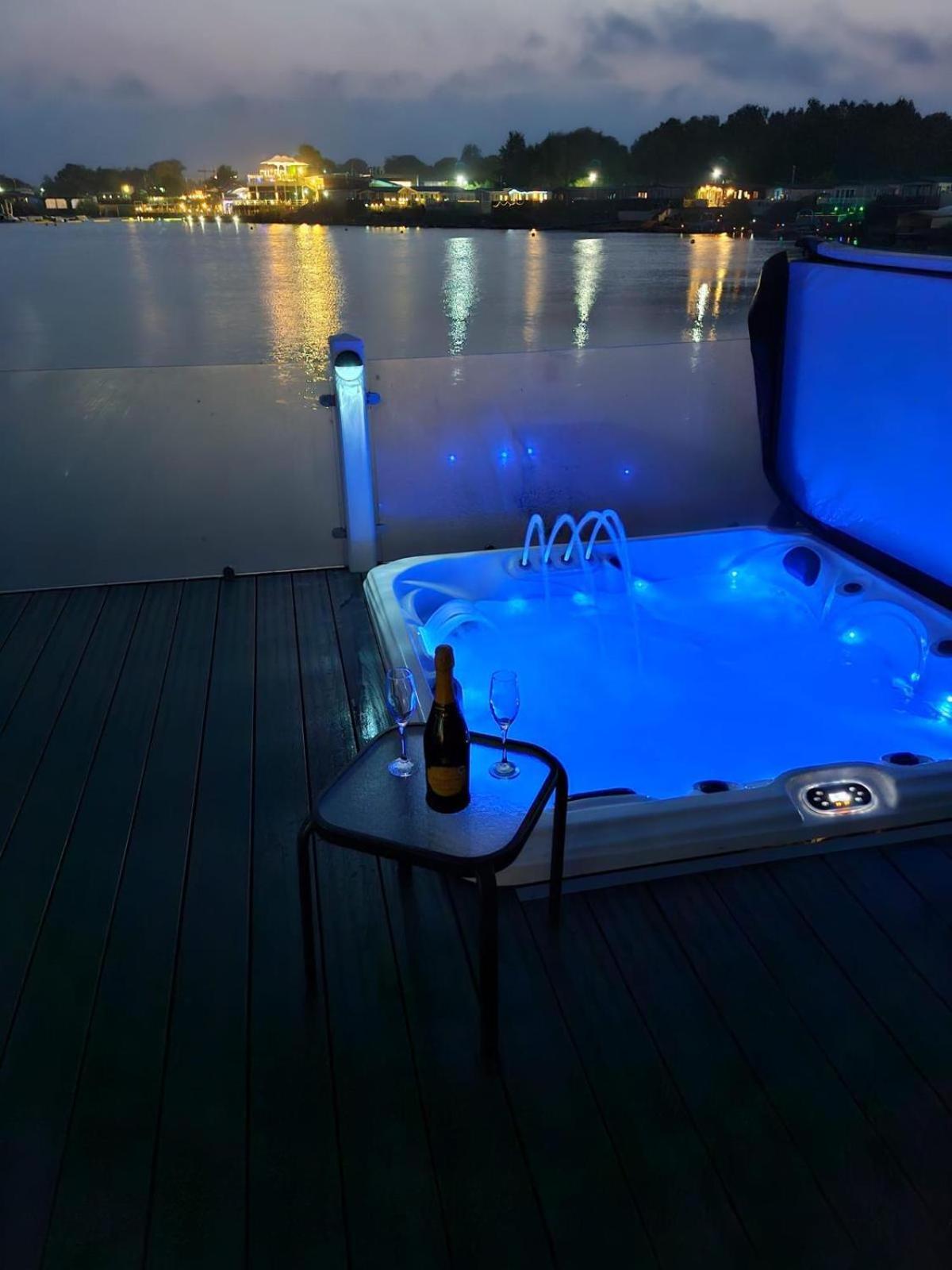 Lakeside Holiday Home With Hot Tub Tattershall Exteriör bild