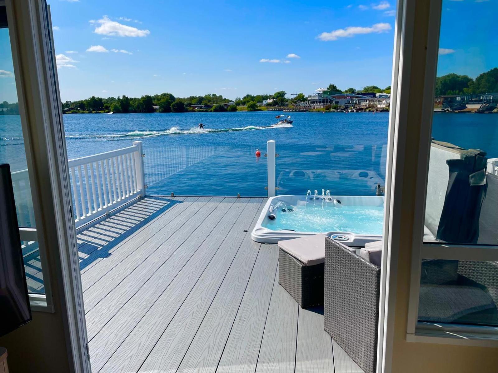 Lakeside Holiday Home With Hot Tub Tattershall Exteriör bild