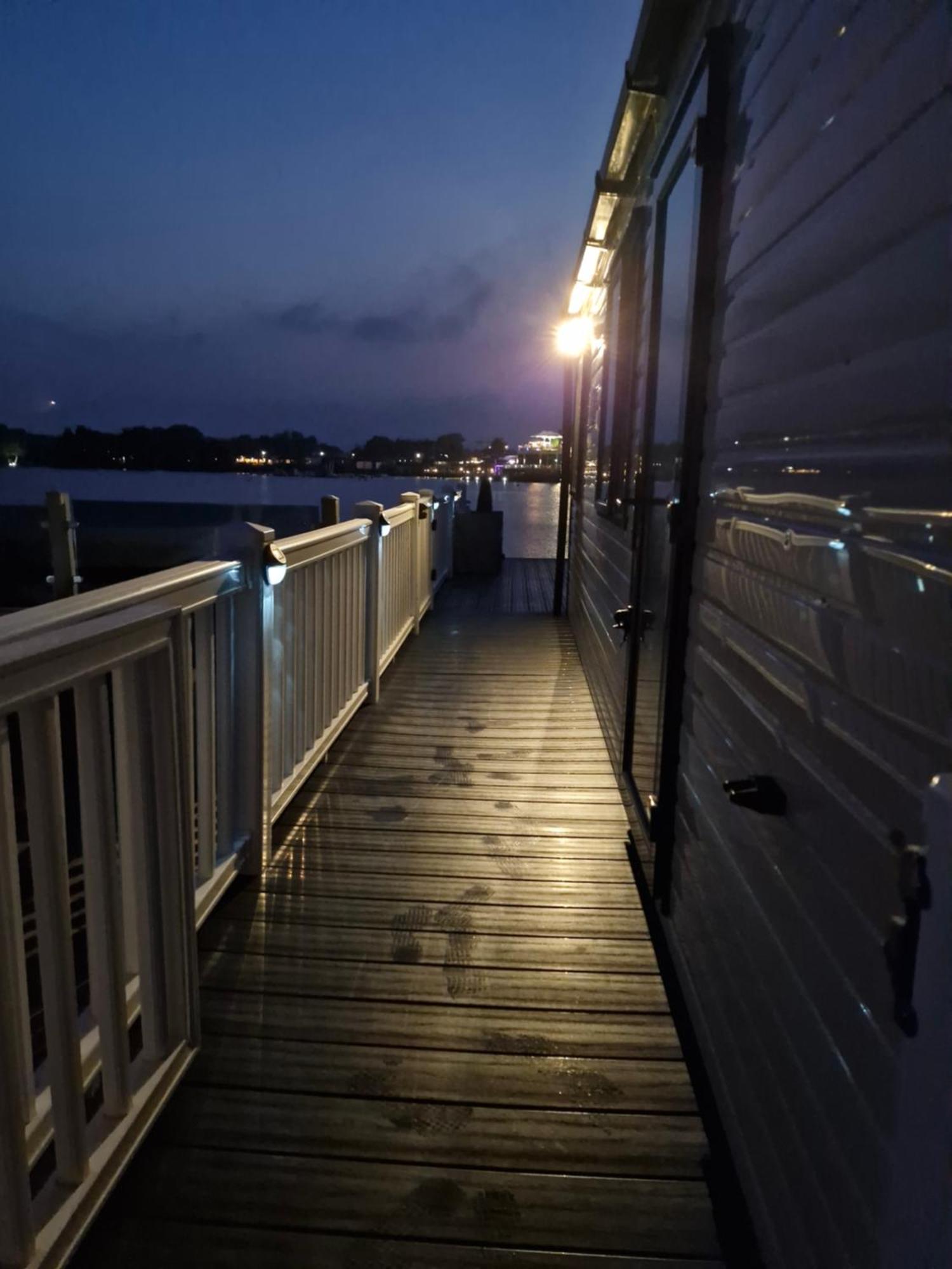 Lakeside Holiday Home With Hot Tub Tattershall Exteriör bild
