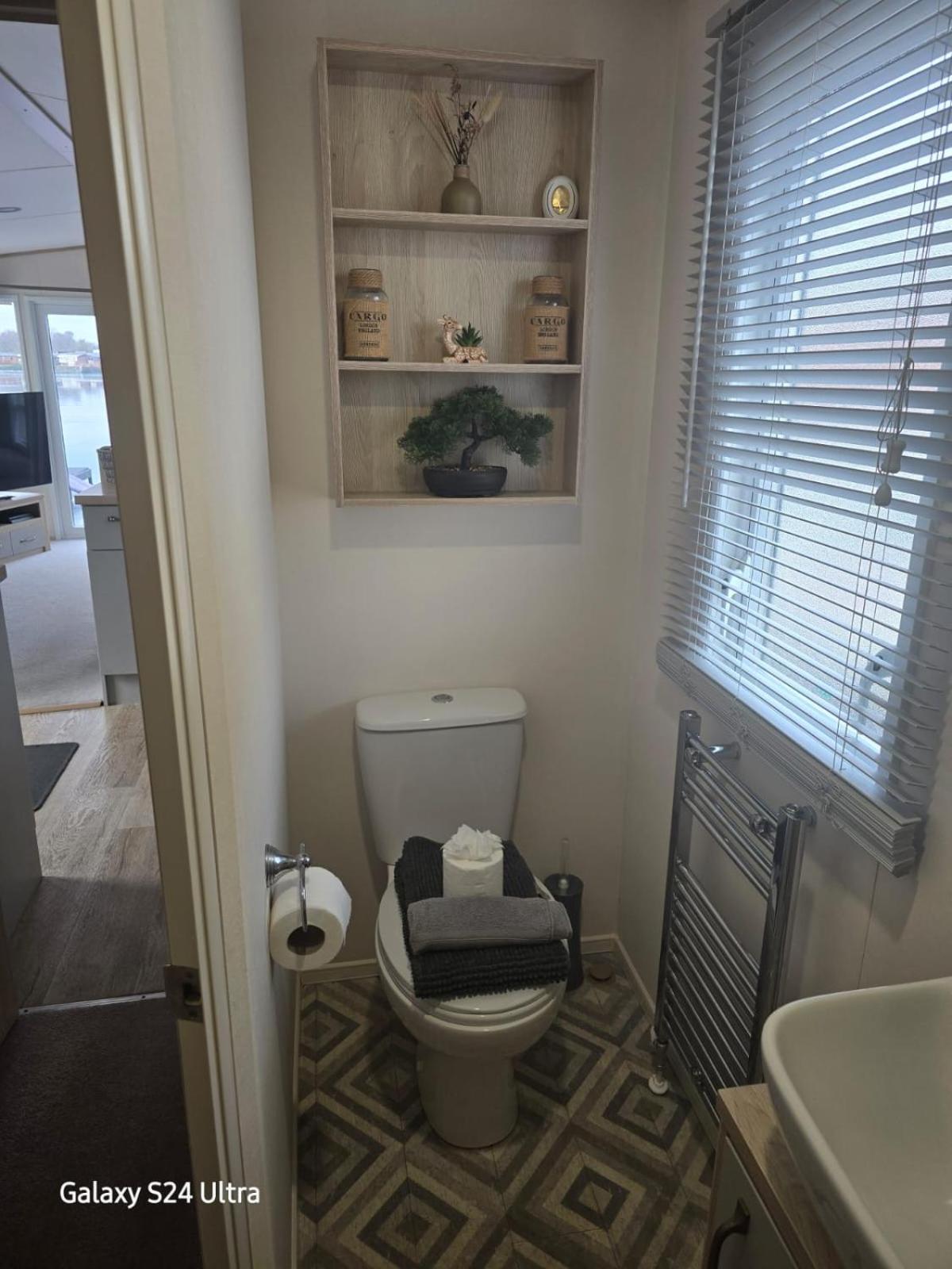 Lakeside Holiday Home With Hot Tub Tattershall Exteriör bild