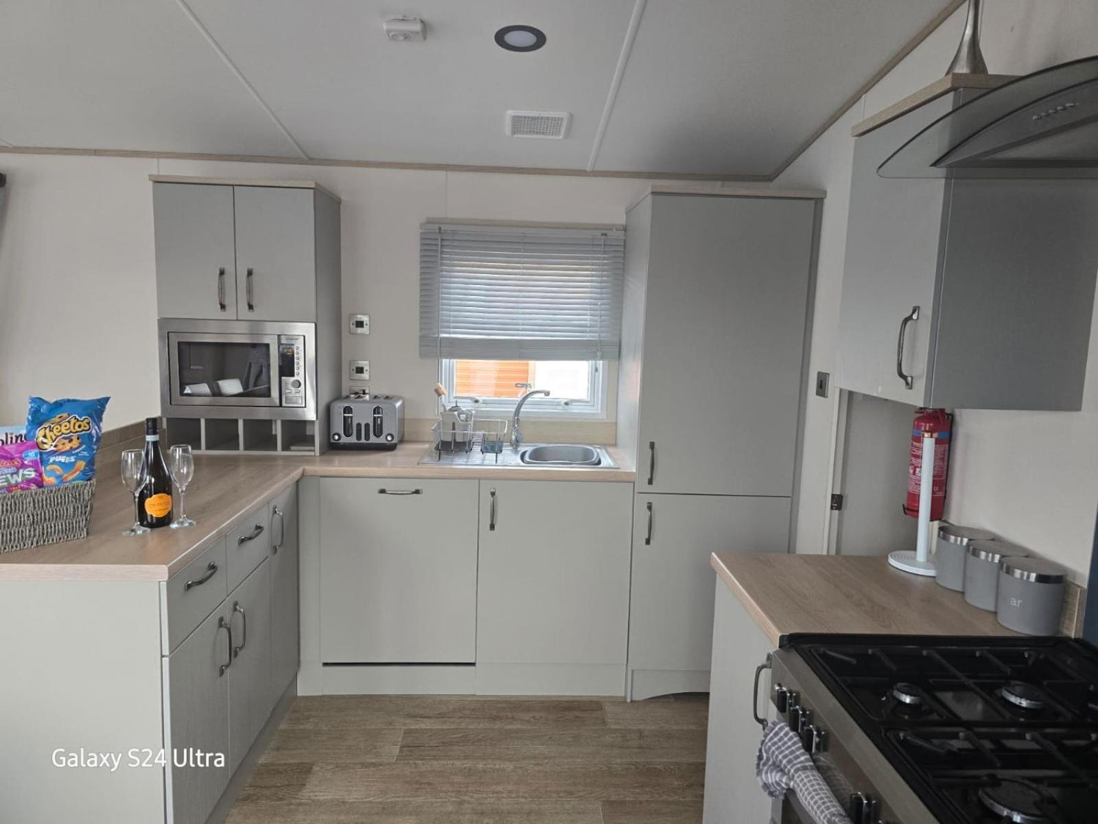 Lakeside Holiday Home With Hot Tub Tattershall Exteriör bild