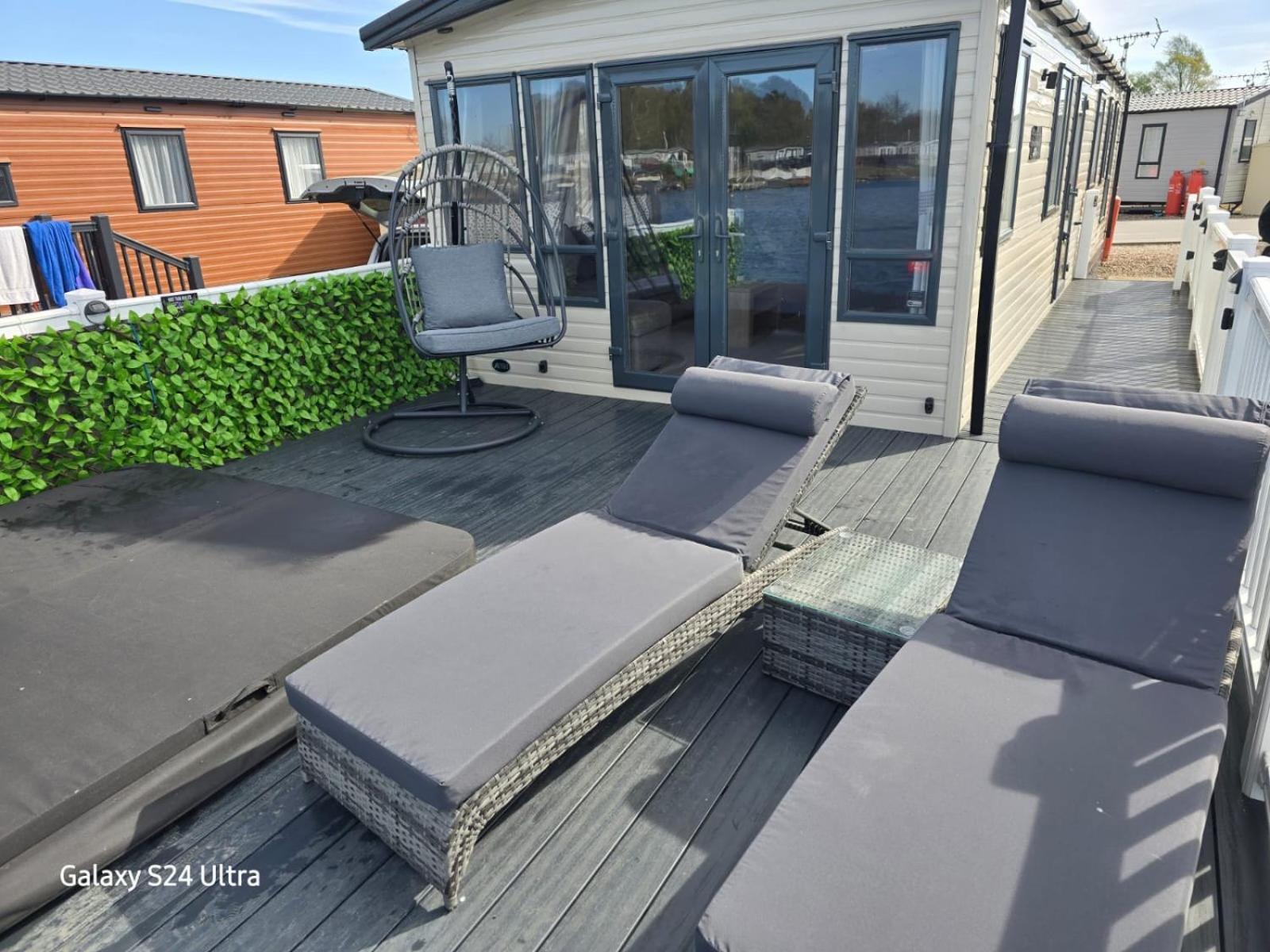 Lakeside Holiday Home With Hot Tub Tattershall Exteriör bild